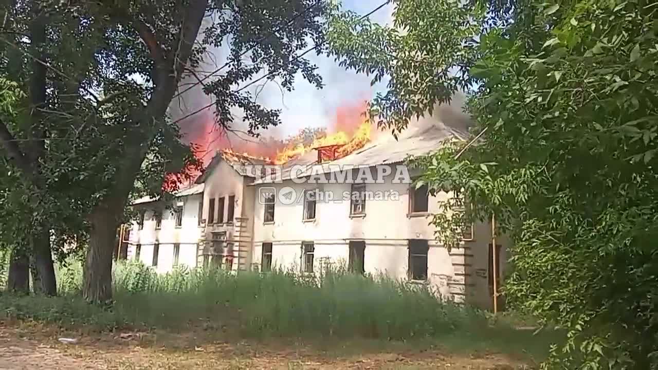 Пожар в Зубчаниновке, на расселенной сталинке вспыхнула крыша, видео - 20  июня 2024 - 63.ру