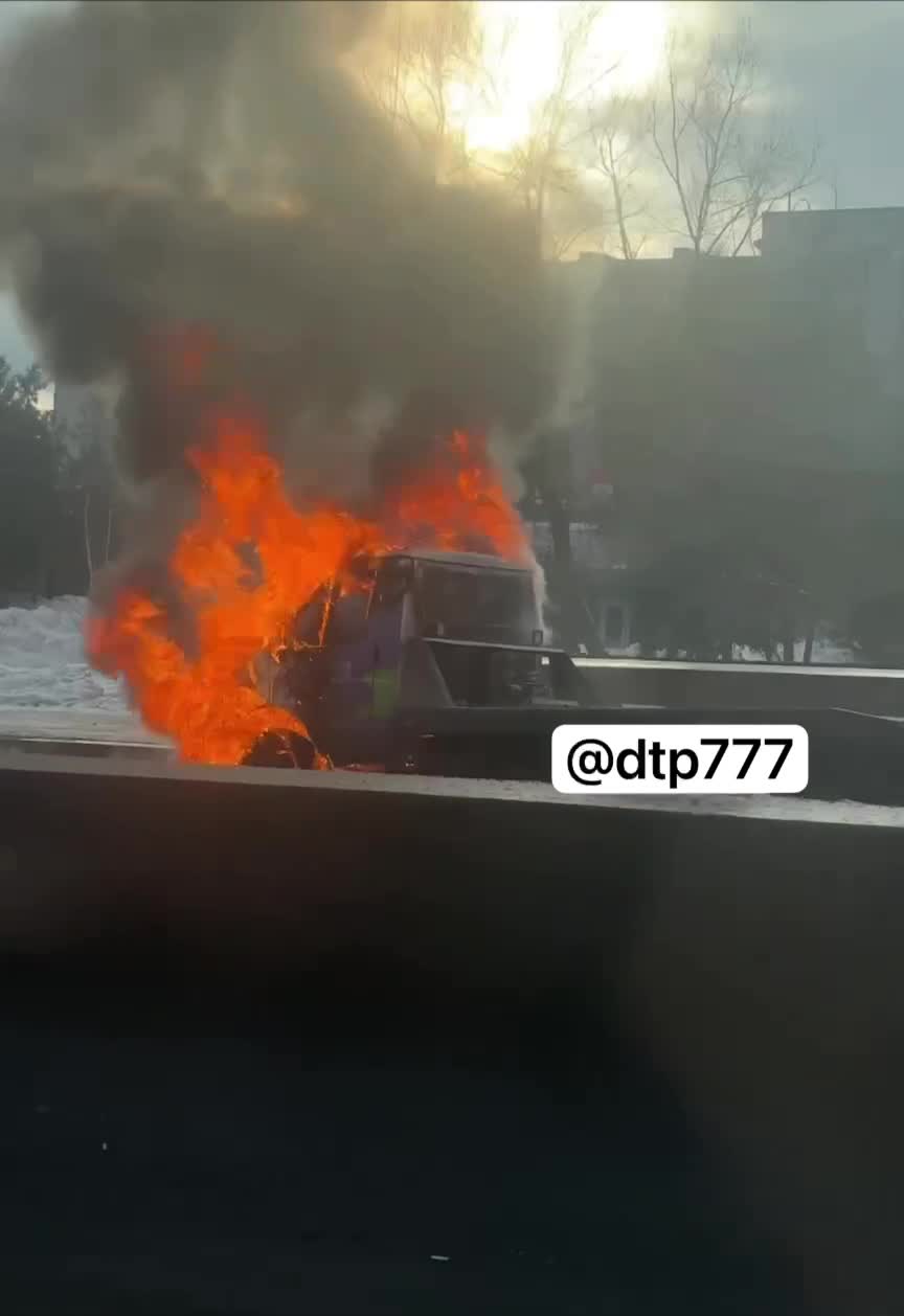 На юге Москвы эвакуатор вспыхнул на ходу: видео, подробности, что известно  о ДТП на Каширском шоссе в районе Москворечье-Сабурово - 24 декабря 2023 -  МСК1.ру