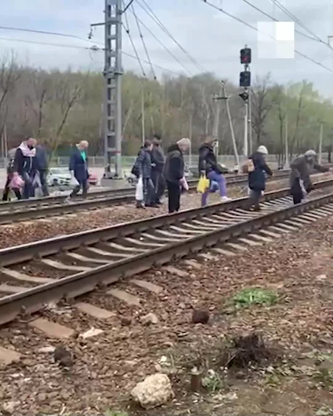 Возле МЦД Лианозово убрали настил через железную дорогу, люди перелезают  через рельсы с риском для жизни: фото, видео, подробности - 13 июня 2024 -  МСК1.ру