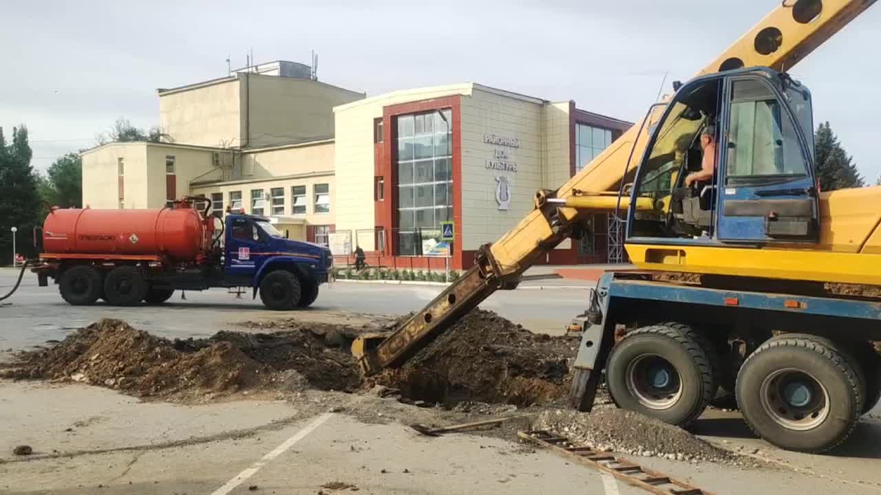 Под Волгоградом райцентр снова остался без воды из-за поломки канализации -  22 июля 2024 - V1.ру