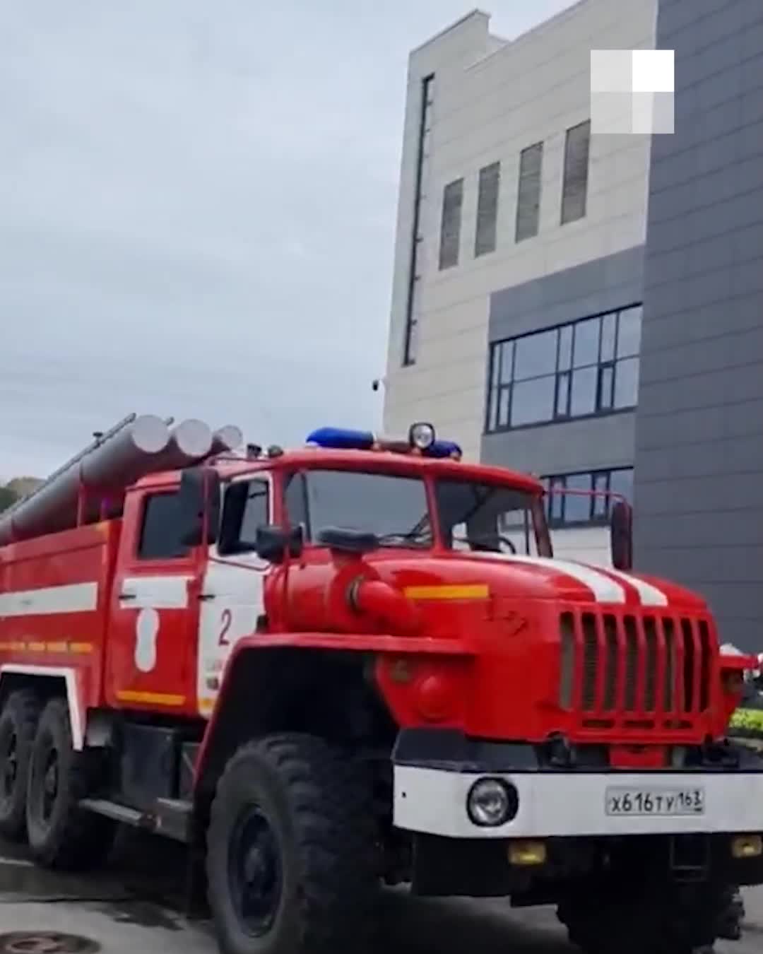 К Дворцу спорта на Молодогвардейской съехались пожарные машины - 22 августа  2023 - 63.ру