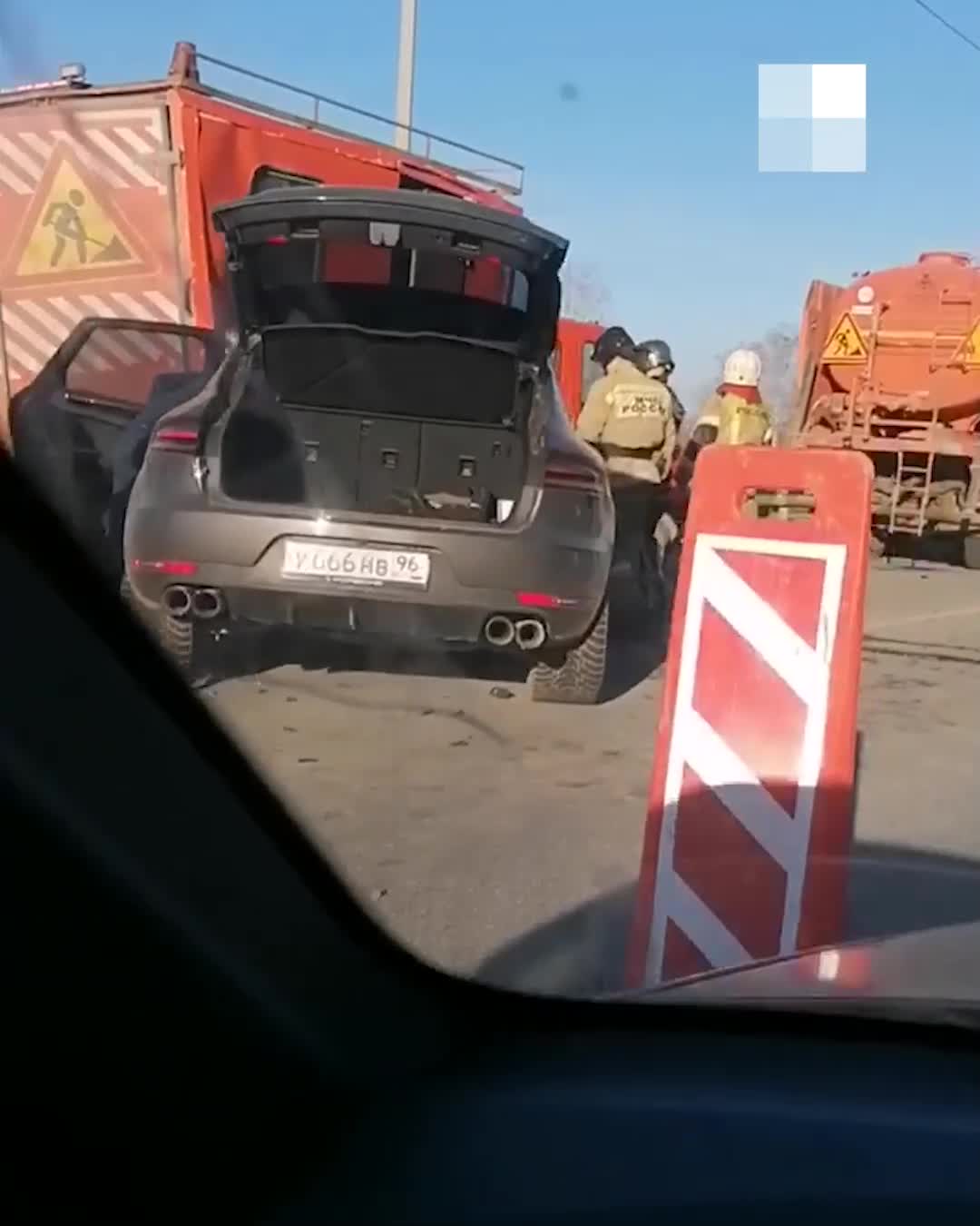 В Екатеринбурге Porsche с «дьявольским» номером влетел в дорожников - 3  апреля 2023 - Е1.ру