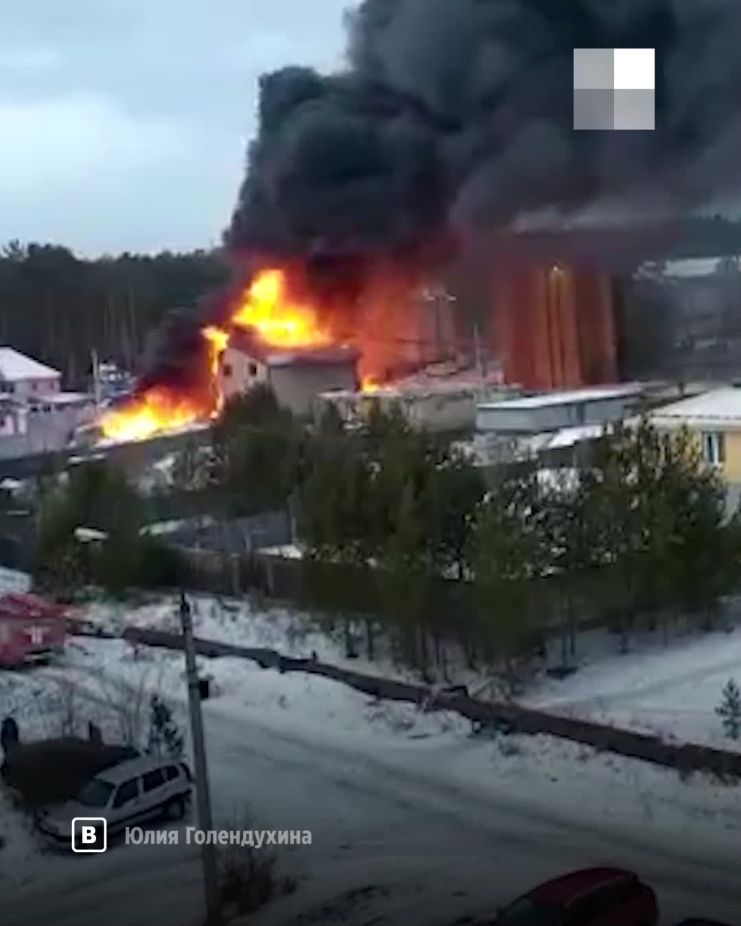 В Реже взорвался и сгорел дом многодетной семьи Фирсовых. Момент ЧП попал  на видео, 1 декабря 2021 года - 1 декабря 2021 - Е1.ру