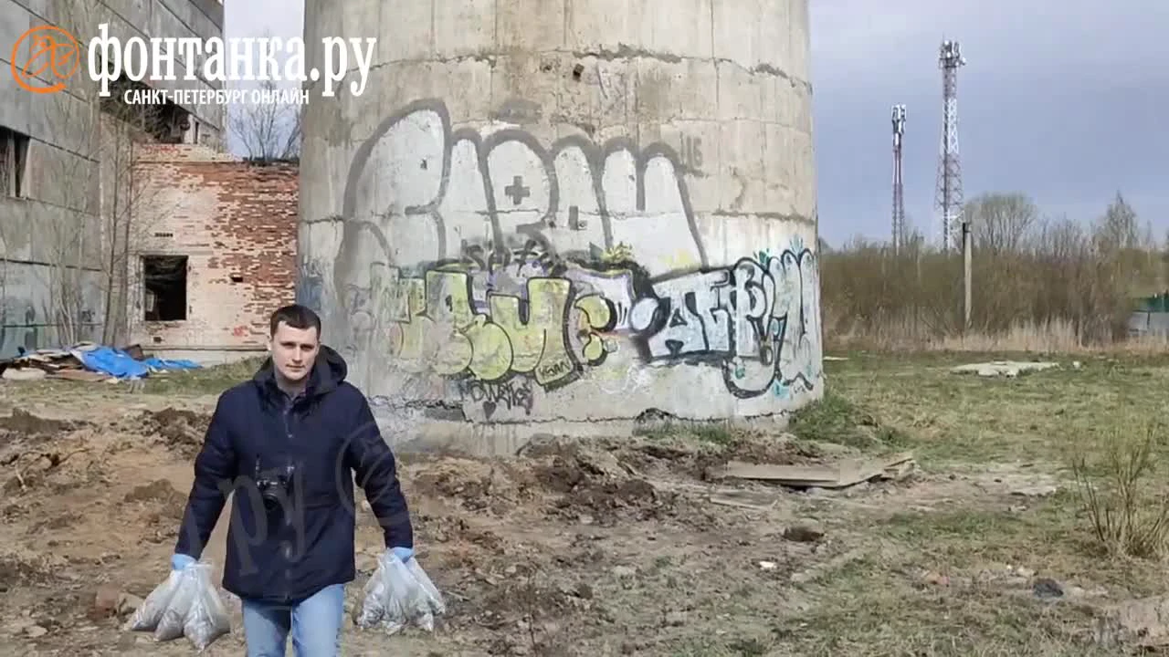 Фото и видео места взрыва у конноспортивного клуба в Павловске, воронка и  бетонная труба - 27 апреля 2023 - ФОНТАНКА.ру