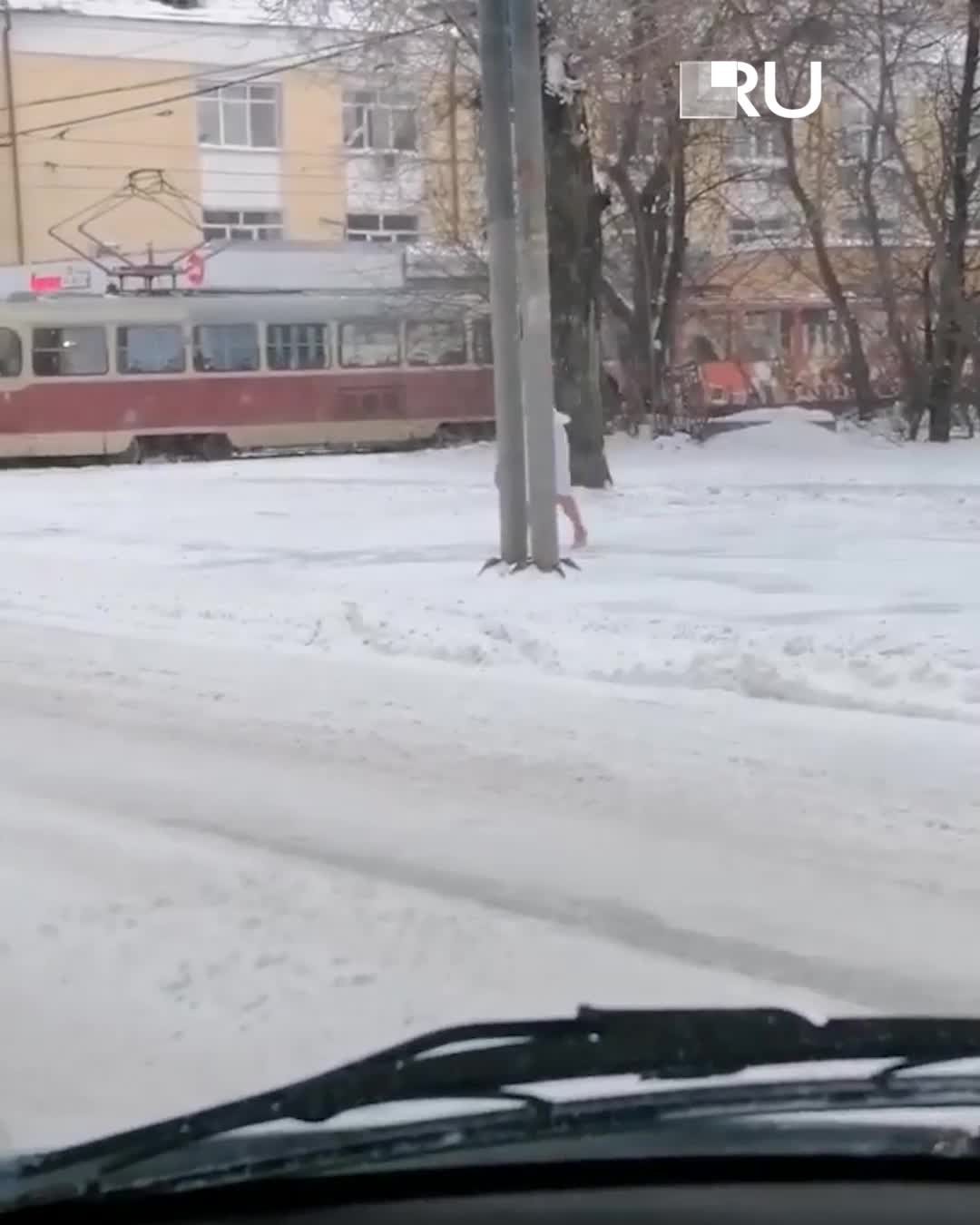 Полуголая девушка упала под машину. Жуткое ДТП в Екатеринбурге попало на  видео