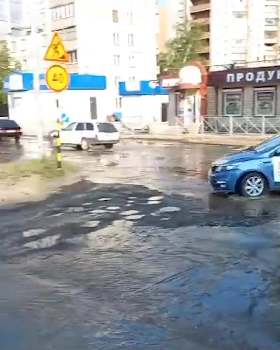 На улице Национальной в Дзержинском районе появился ручей - 16 июня 2023 -  НГС.ру