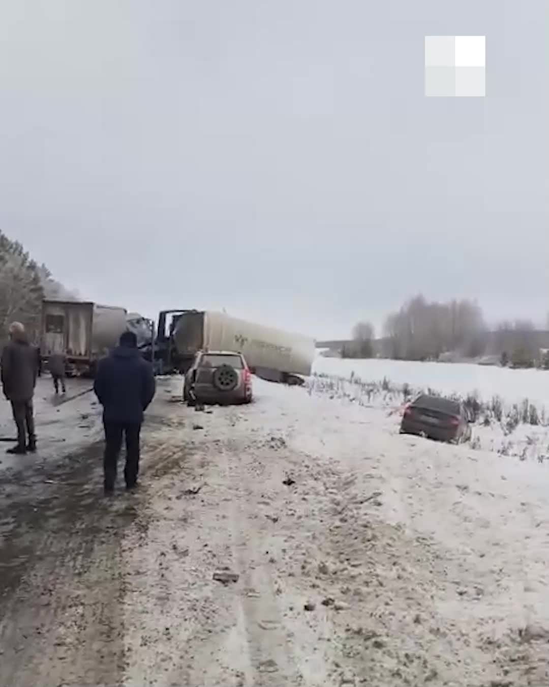 Очевидцы показали видео с уральской трассы, где произошло массовое ДТП - 23  декабря 2023 - Е1.ру