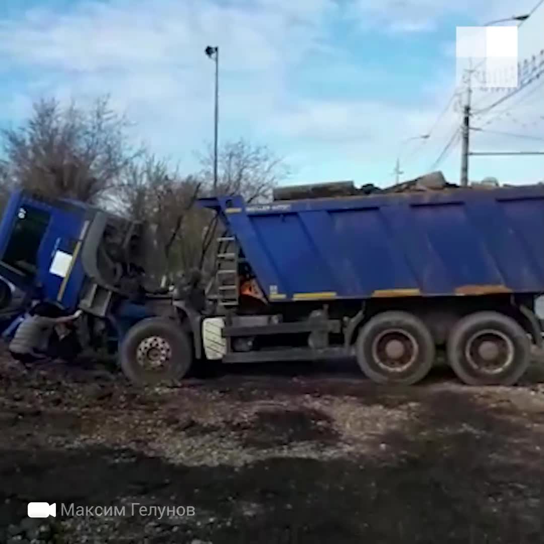 Активисты Волгограда спасли от вывоза с мусором гранит площади Металлургов  - 17 апреля 2021 - V1.ру