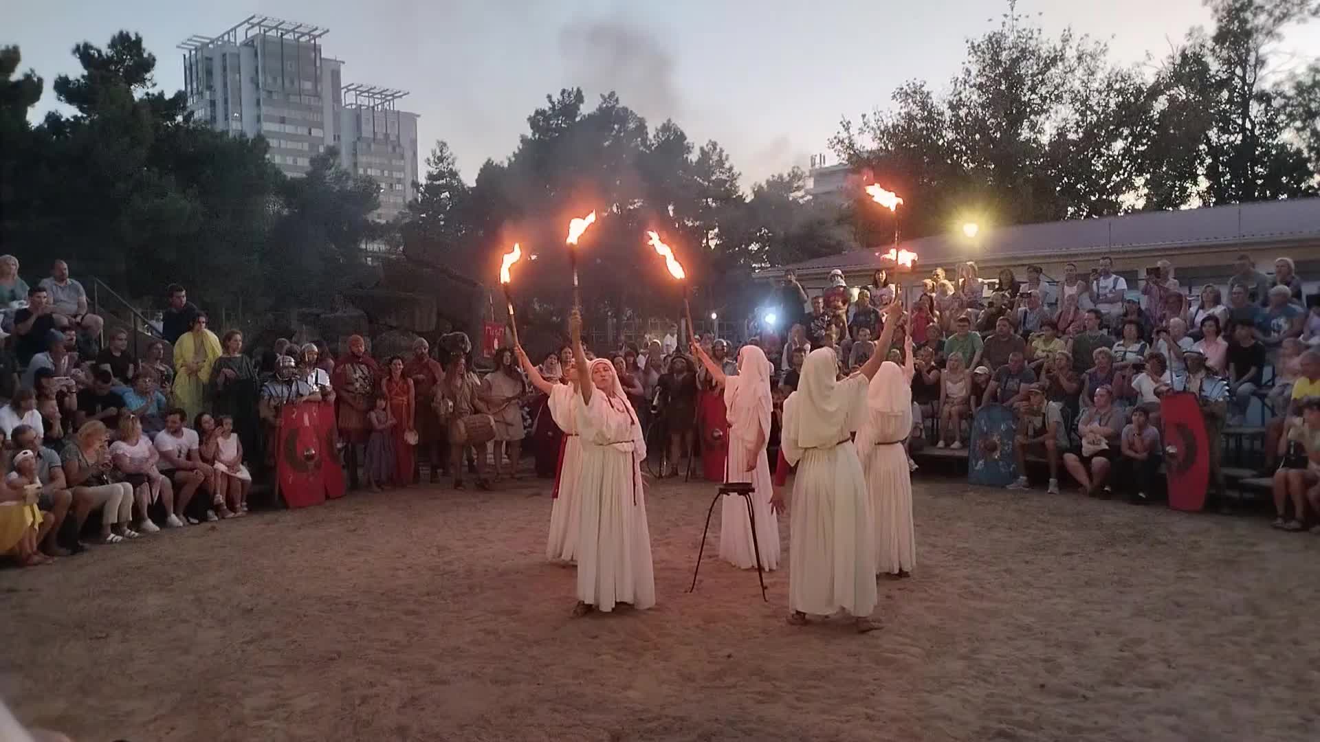 Гладиаторские бои развернули средь бела дня в центре города :: Театр ::  Дни.ру