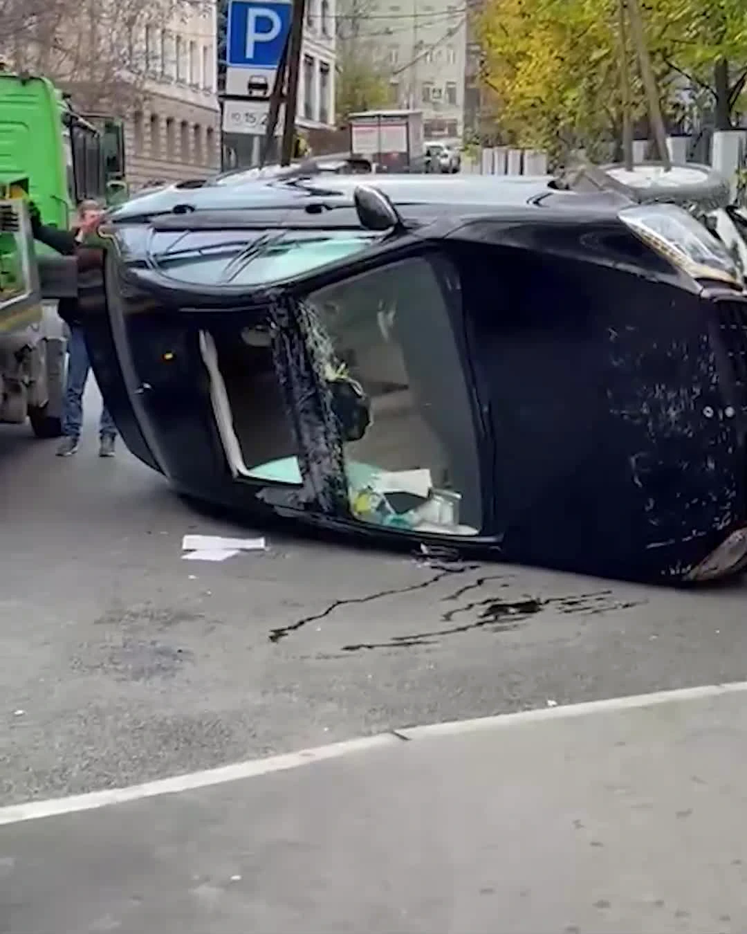 Эвакуатор таскает перевернутый Mercedes по Москве: полное видео,  комментарий эвакуаторщика, 3 ноября 2022 г. - 3 ноября 2022 - МСК1.ру