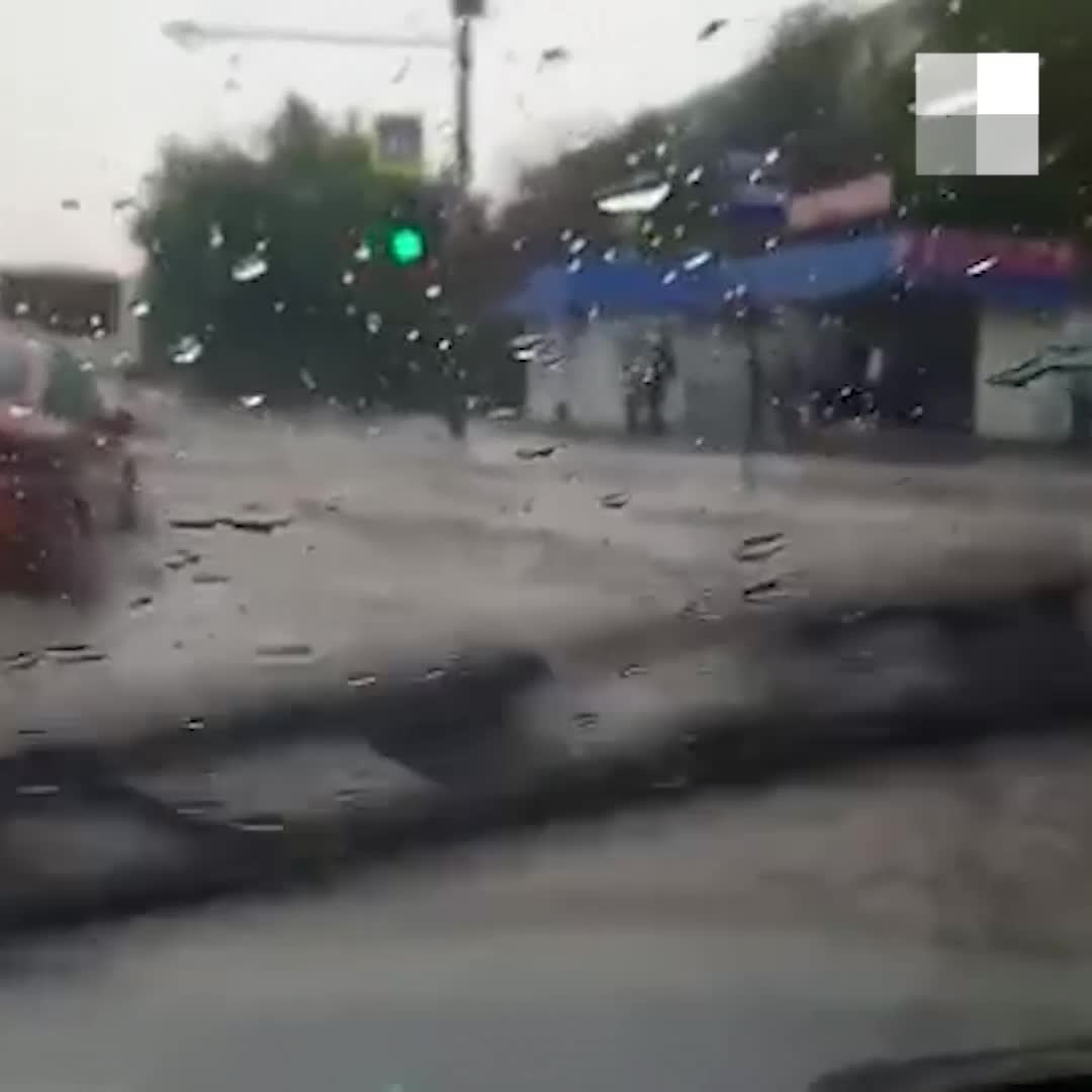 Волгоград накрыл первый летний дождь, затопив улицы и дворы города 2 июня  2021 года - 2 июня 2021 - V1.ру