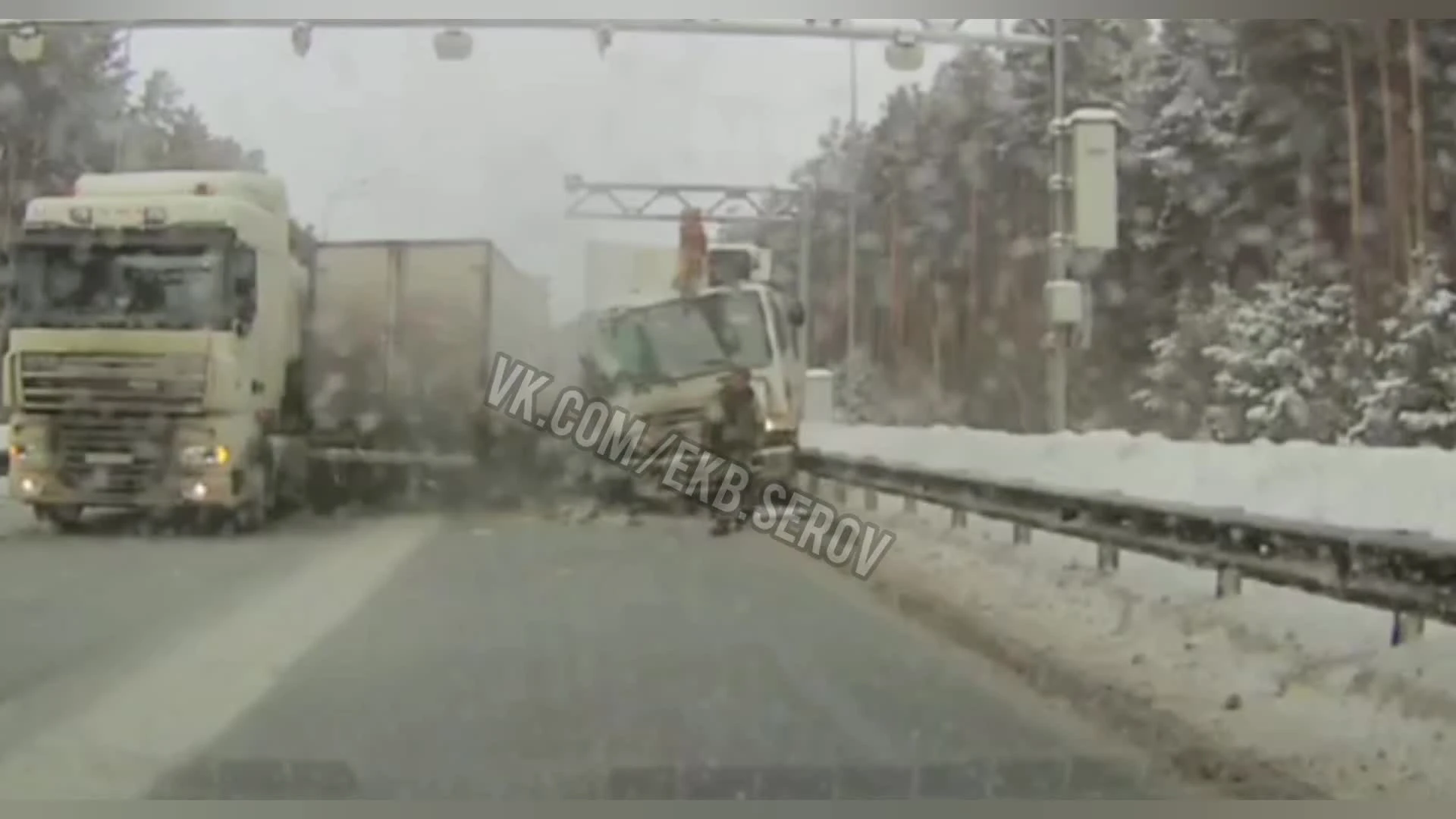 Появилось видео крупной аварии на ЕКАД, где столкнулись фура, грузовик и  манипулятор - 24 февраля 2023 - Е1.ру