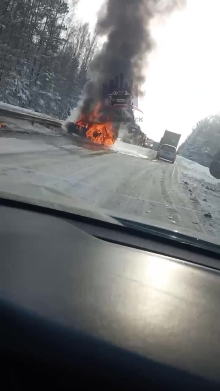 В Красноярском крае под Дивногорском ВАЗ врезался в грузовик и сгорел - 1  февраля 2023 - НГС24.ру