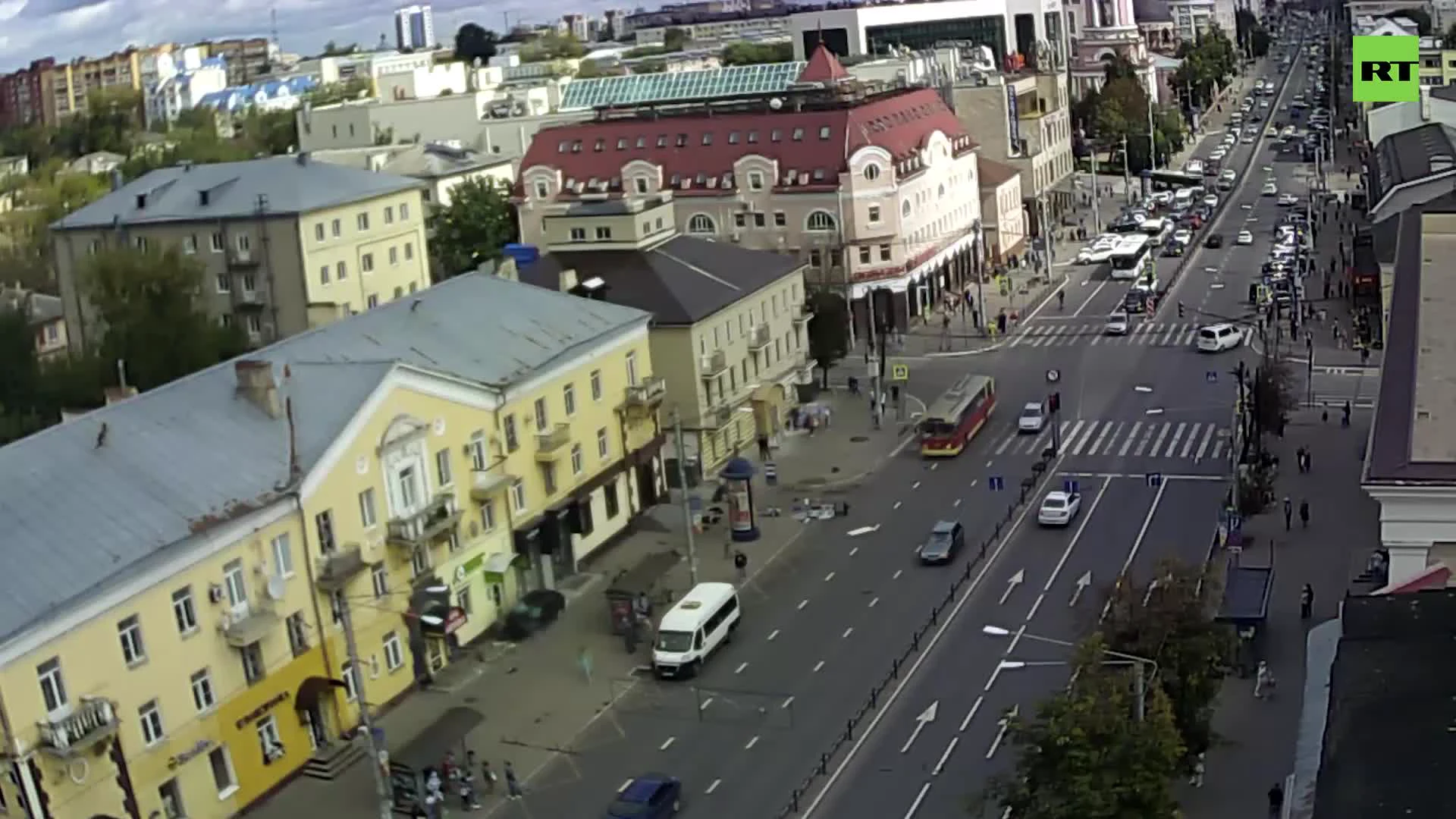 Момент наезда машины на пешеходов в Калуге попал на видео — РТ на русском