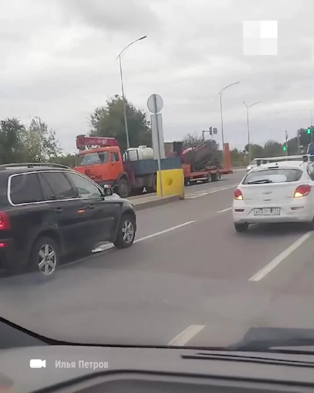 В Волгограде в массовой аварии с КАМАЗом насмерть сбили женщину — видео - 9  октября 2023 - V1.ру