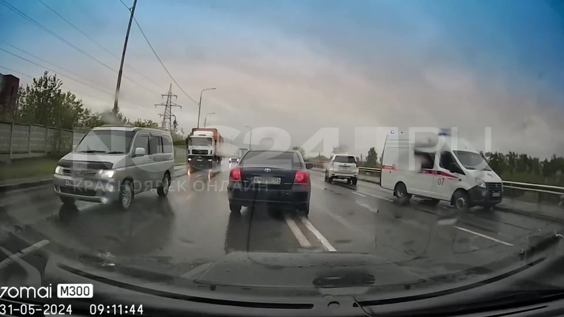 Перевернувшаяся машина заблокировала движение на Дубровинского в районе  четвертого моста - 31 мая 2024 - НГС24.ру