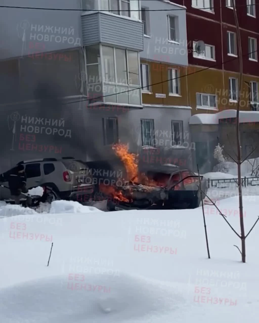 На парковке в Верхних Печерах вспыхнула машина. Ее тушили снегом дворник и  прохожие - 19 февраля 2024 - НН.ру