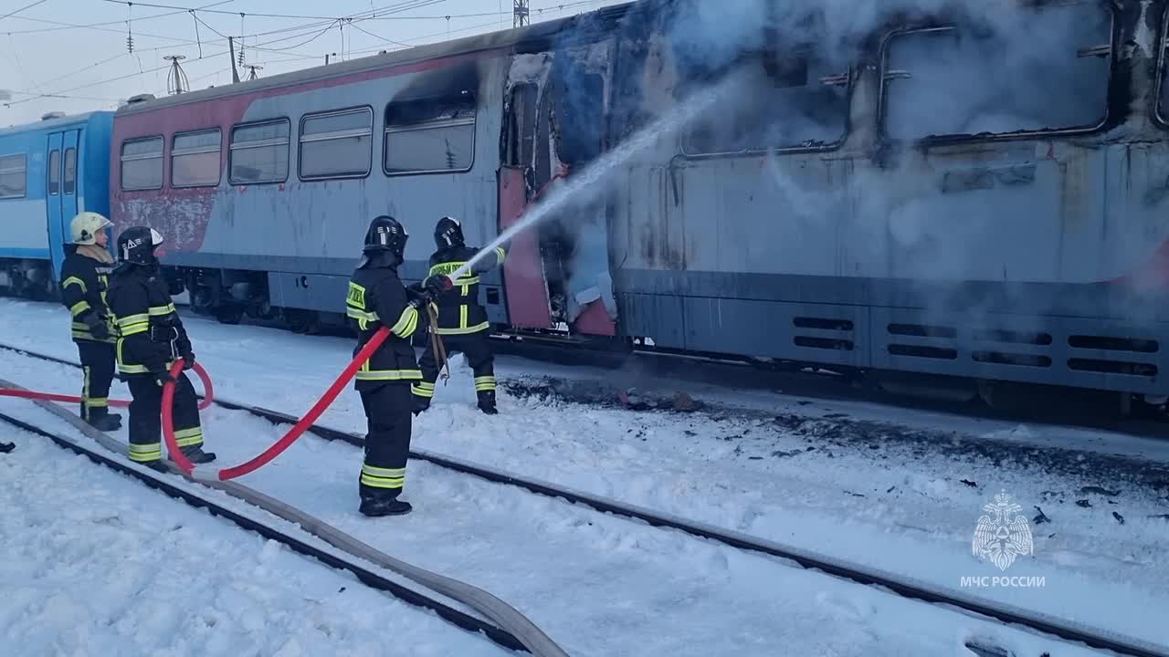 На железнодорожном вокзале в Красноярске загорелся электропоезд - 18  декабря 2023 - НГС24.ру