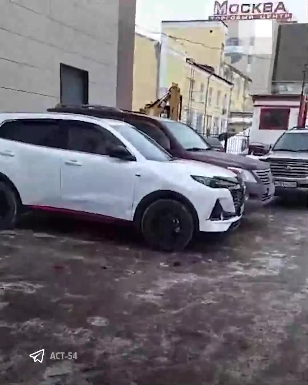 В Новосибирске на Крылова водитель протаранила припаркованные автомобили —  видео - 29 февраля 2024 - НГС.ру