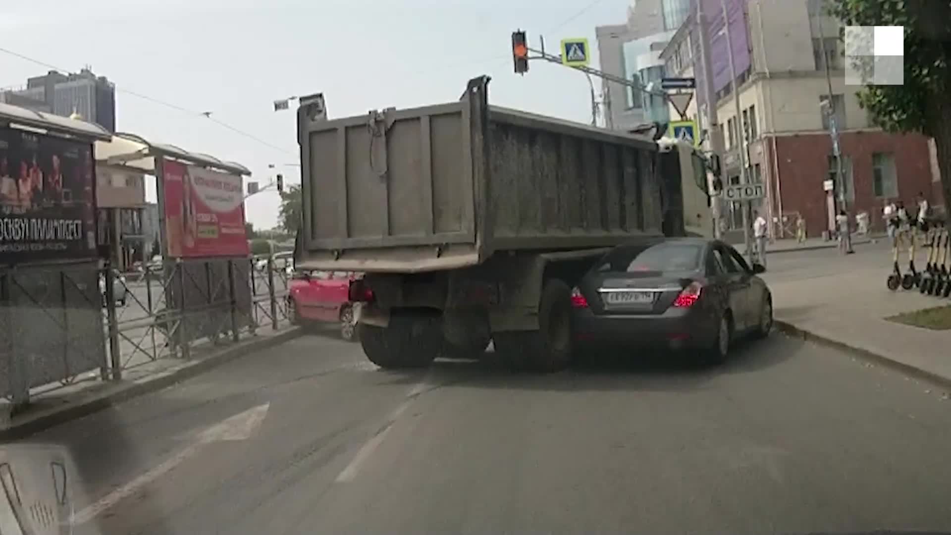 Самые громкие ДТП Екатеринбурга, обзор дорожного видео недели E1.RU - 16  июля 2023 - Е1.ру