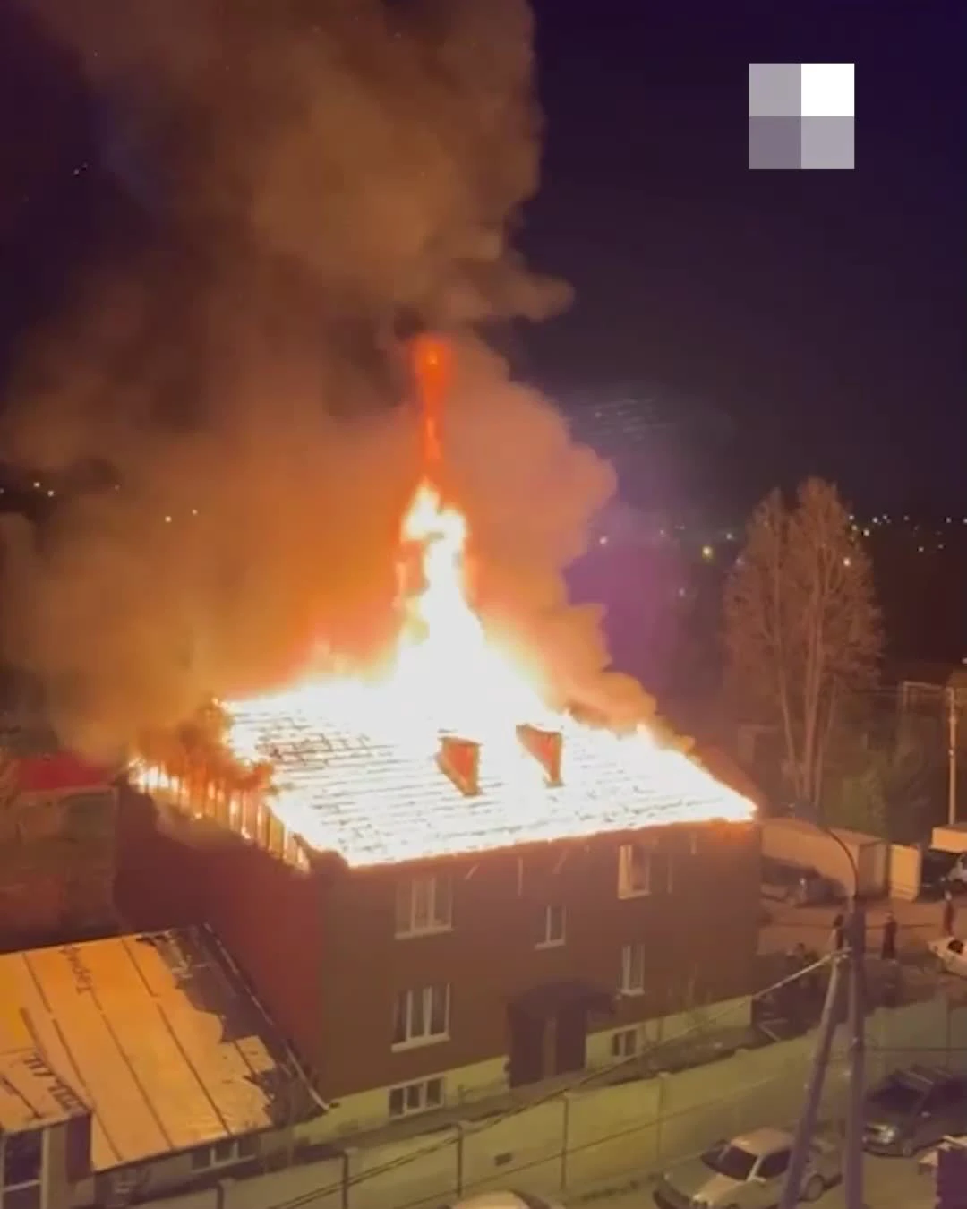 В Березовском вспыхнул жилой дом: очевидцы сняли видео с места ЧП - 6 мая  2023 - Е1.ру