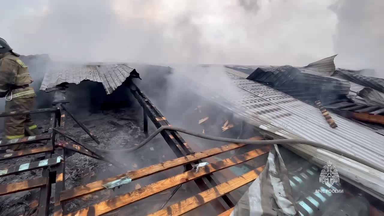 В Красноярске горит склад пивоваренного завод ZELEN на улице Полигонной - 2  марта 2024 - НГС24.ру