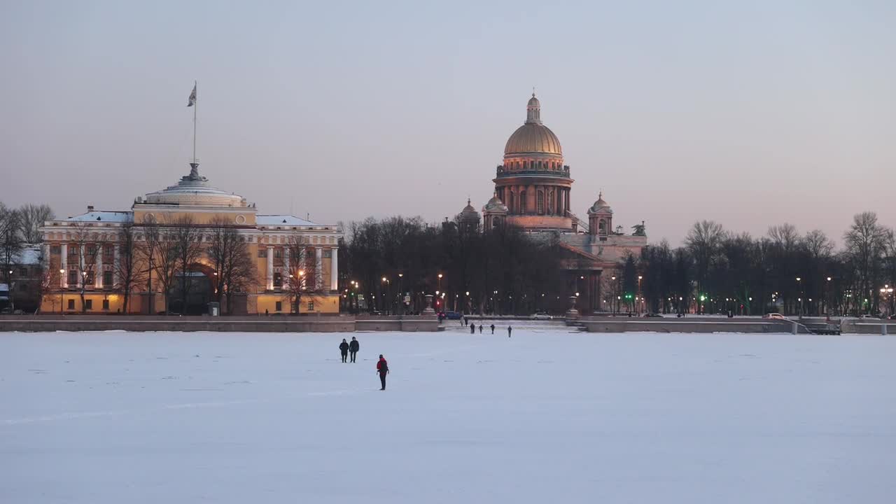 Можно ли ходить по Неве зимой, люди на льду Невы в Петербурге - 22 февраля  2023 - ФОНТАНКА.ру