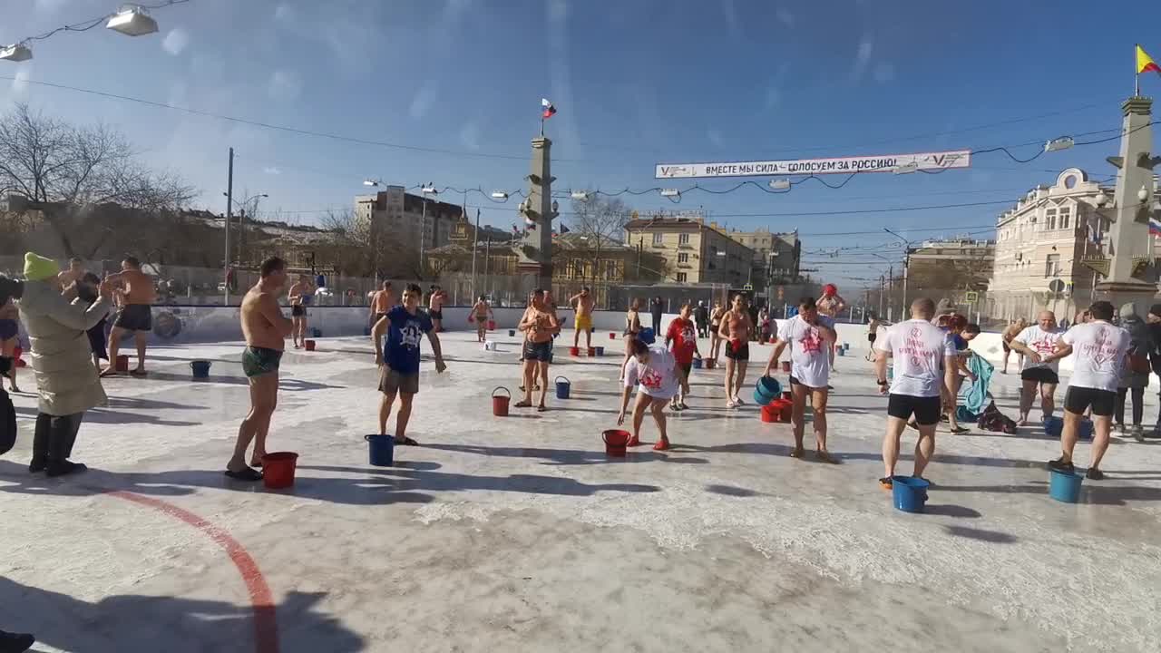 Читинцы массово вышли на площадь Ленина, чтобы облиться водой: видео - 24  февраля 2024 - ЧИТА.ру