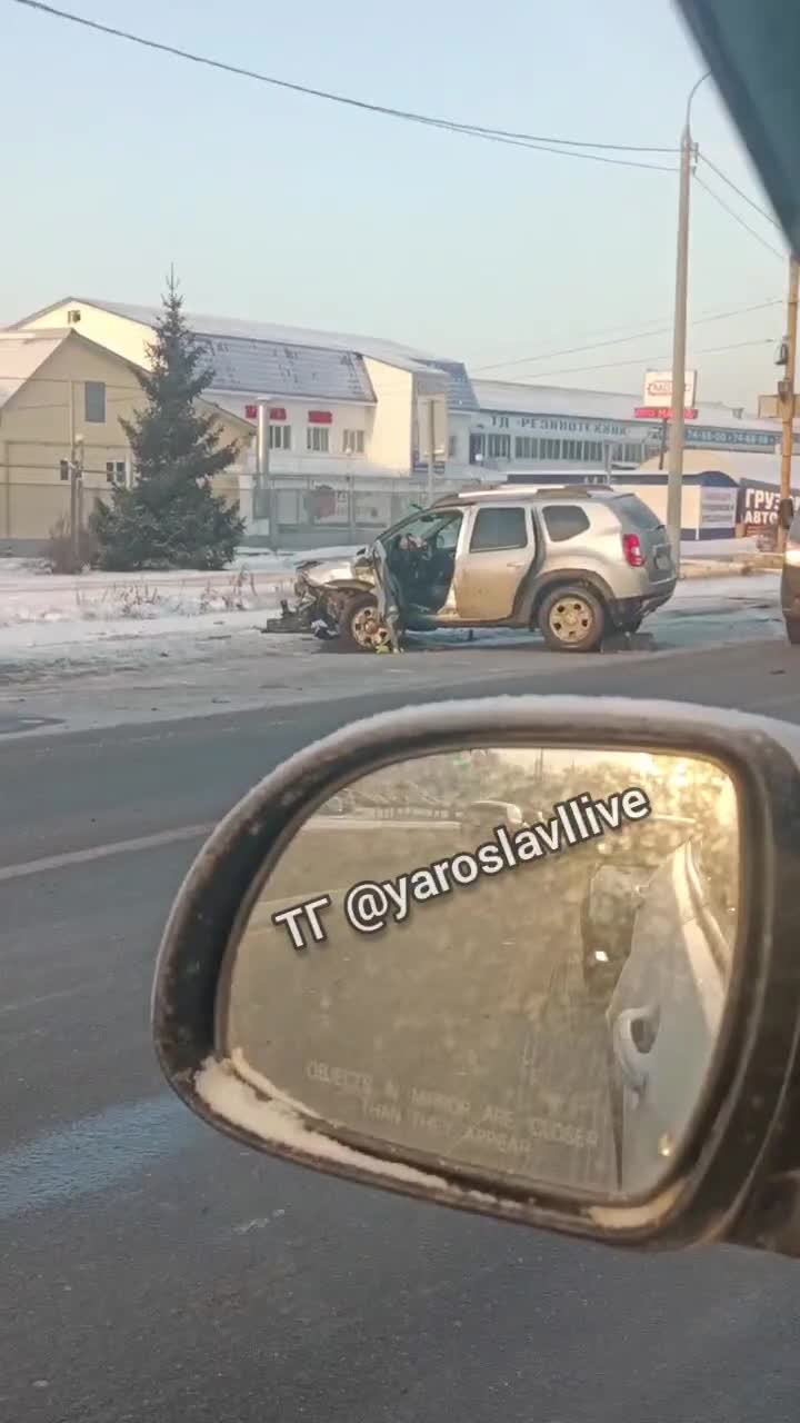 В Ярославле на окружной дороге столкнулись иномарки: есть пострадавшие - 25  ноября 2023 - 76.ру