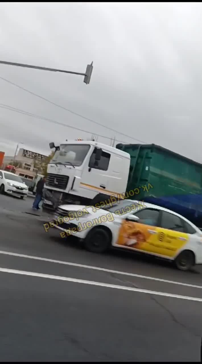 Массовая авария с участием маршрутки на юге Волгограда попала на видео - 15  октября 2024 - V1.ру