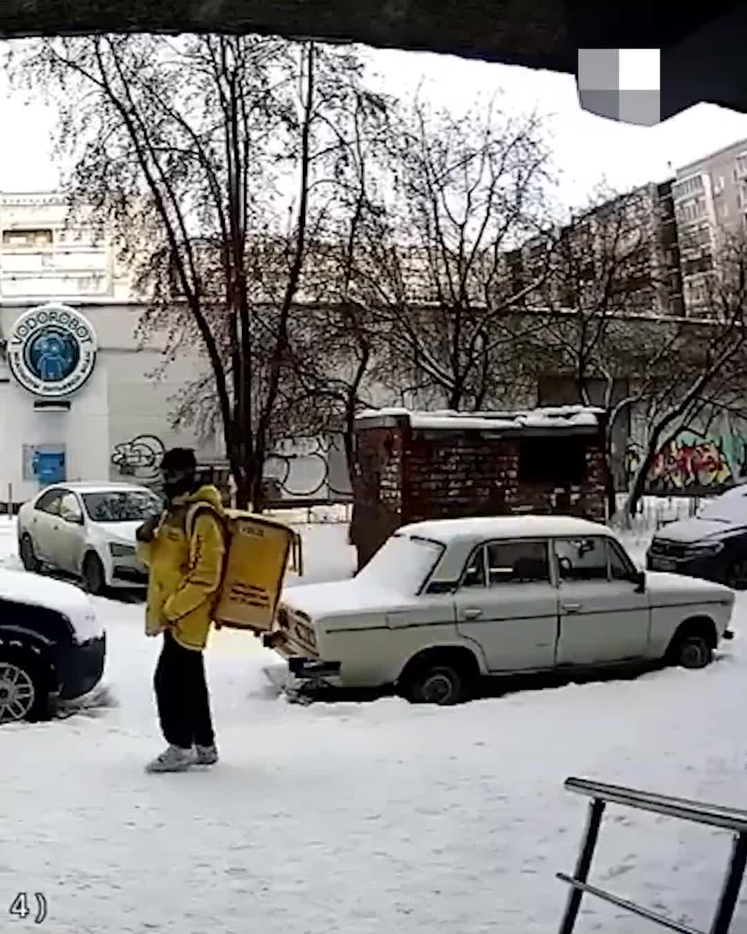 В Екатеринбурге у курьера угнали велосипед прямо во время заказа: видео -  27 ноября 2023 - e1.ru