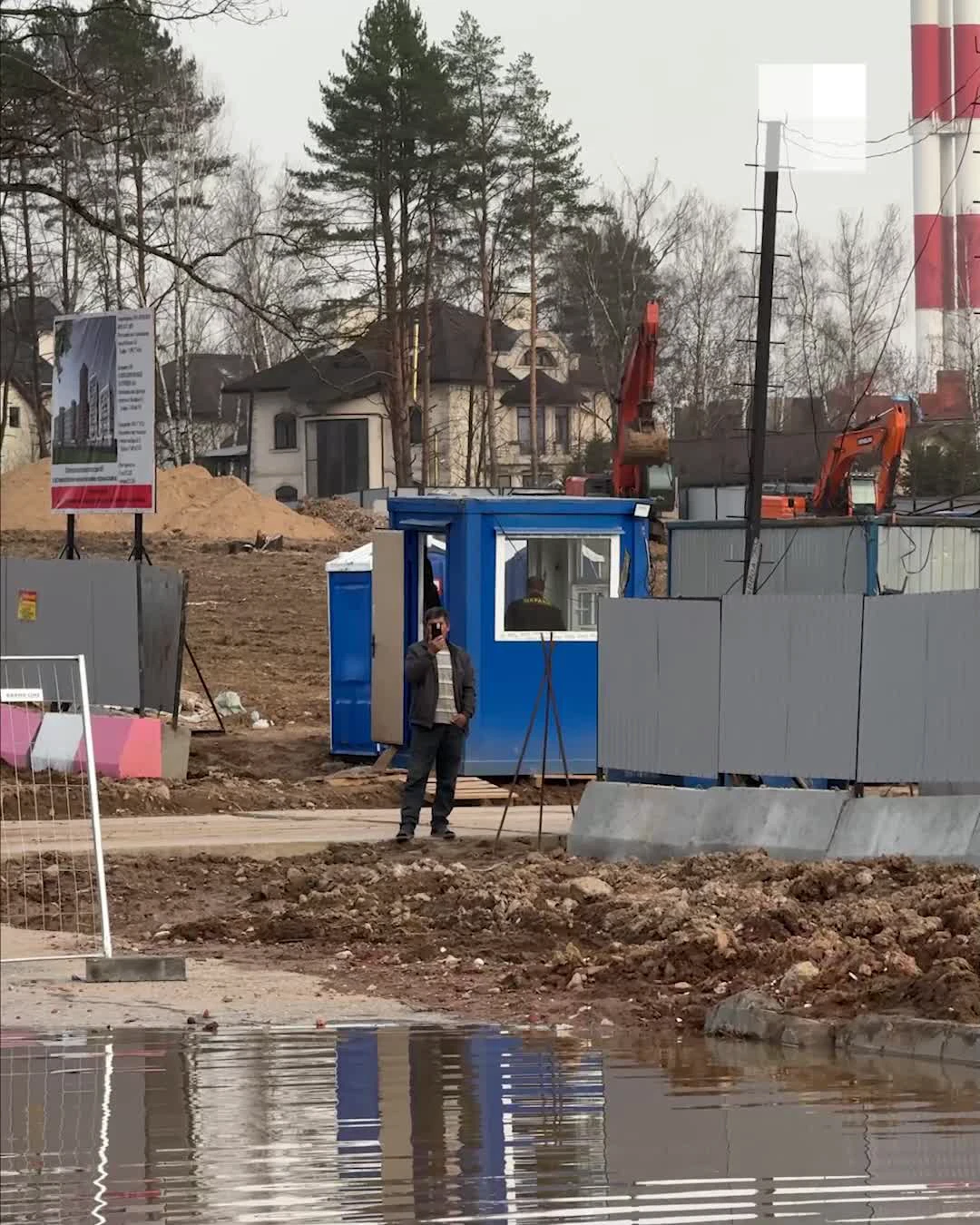 В Новой Москве затопило единственную дорогу из ЖК «Скандинавия» в  Коммунарке: корреспонденты MSK1.RU переплыли лужу на сапборде, видео - 5  апреля 2024 - МСК1.ру