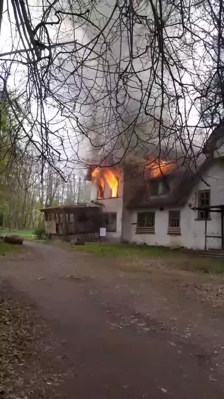 Видео пожара и фото последствий для памятника Дом Орбели в Павлово - 6 мая  2023 - ФОНТАНКА.ру