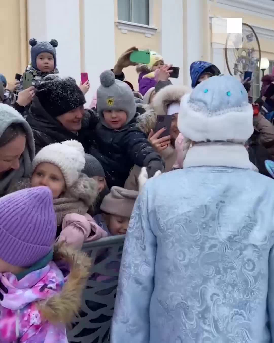 Огромная толпа екатеринбуржцев собралась на перроне ж/д вокзала, чтобы  встретить Деда Мороза - 25 ноября 2023 - Е1.ру