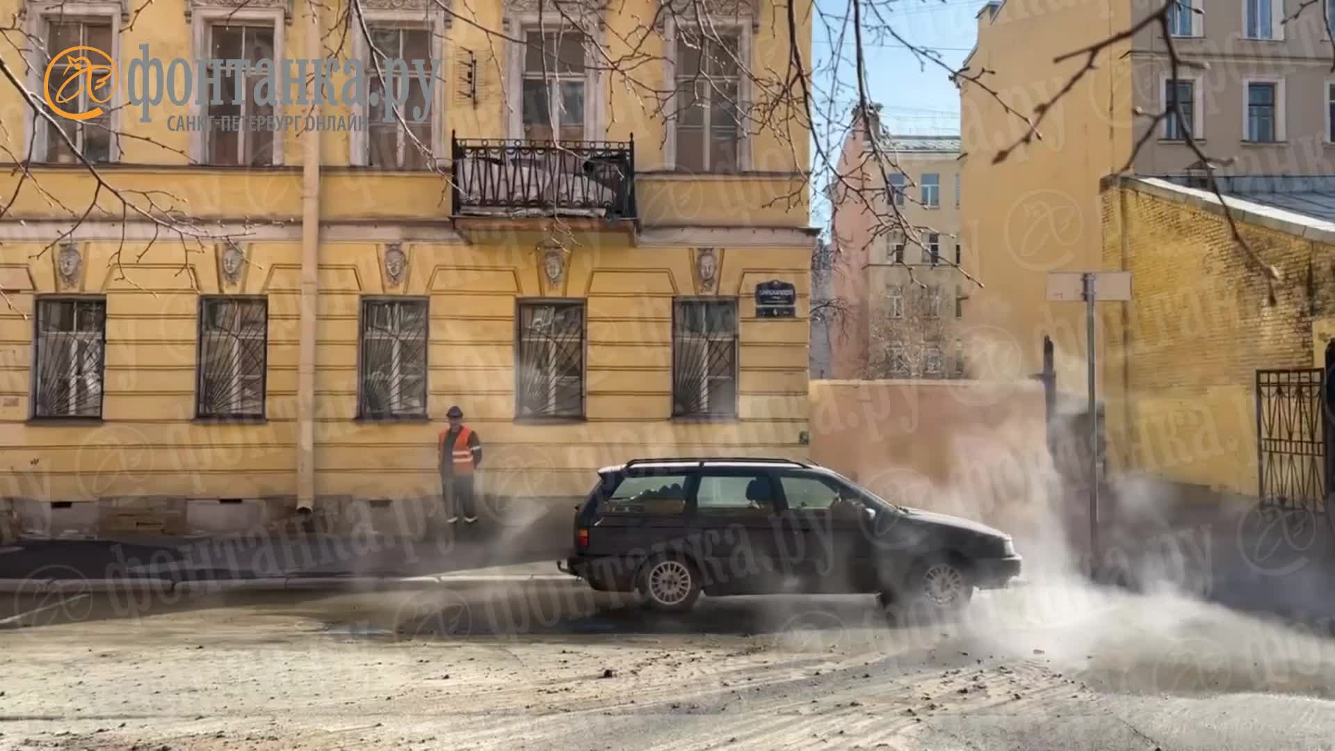 В Петербурге прорыв трубы с кипятком на 8-ой Красноармейской улице,  несколько машин в горячей воде - 17 апреля 2023 - ФОНТАНКА.ру