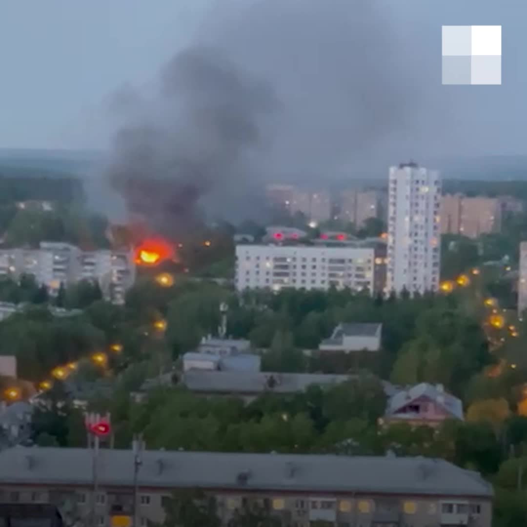 В Екатеринбурге на Химмаше горит двухэтажный расселенный барак 17 мая 2021  года - 17 мая 2021 - Е1.ру