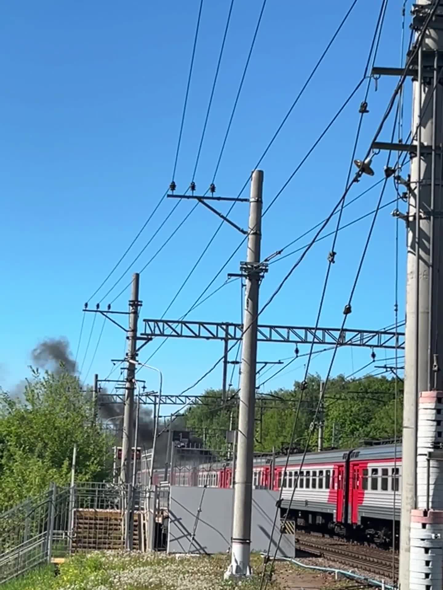 Электричка загорелась в Подмосковье: фото и видео пожара на станции  Поварово в Солнечногорске — подробности и последние новости о поезде,  Ленинградское направление: задержки поездов из-за пожара - 22 мая 2024 -  МСК1.ру