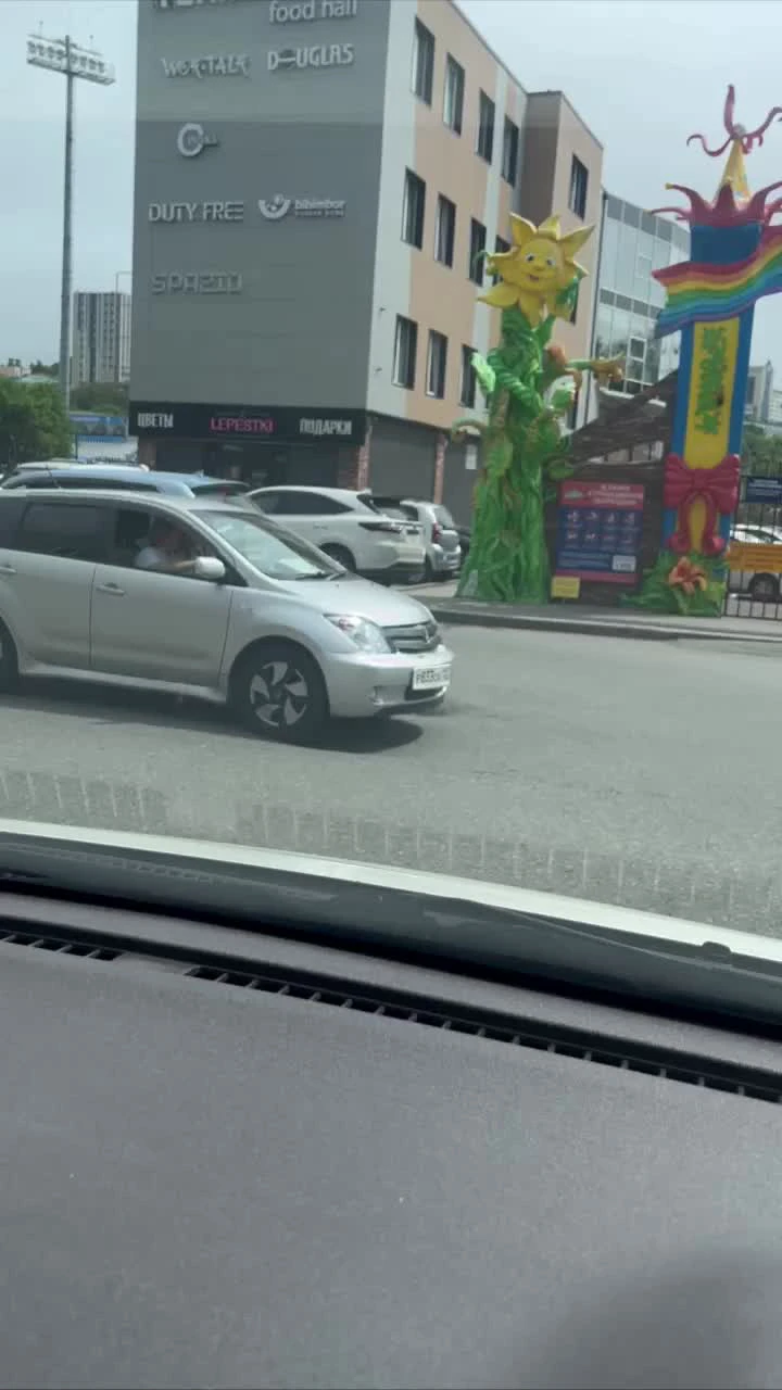 Автомобилисты Владивостока жалуются на огромные ямы в центре города - 13  июня 2024 - ВЛАДИВОСТОК1.ру