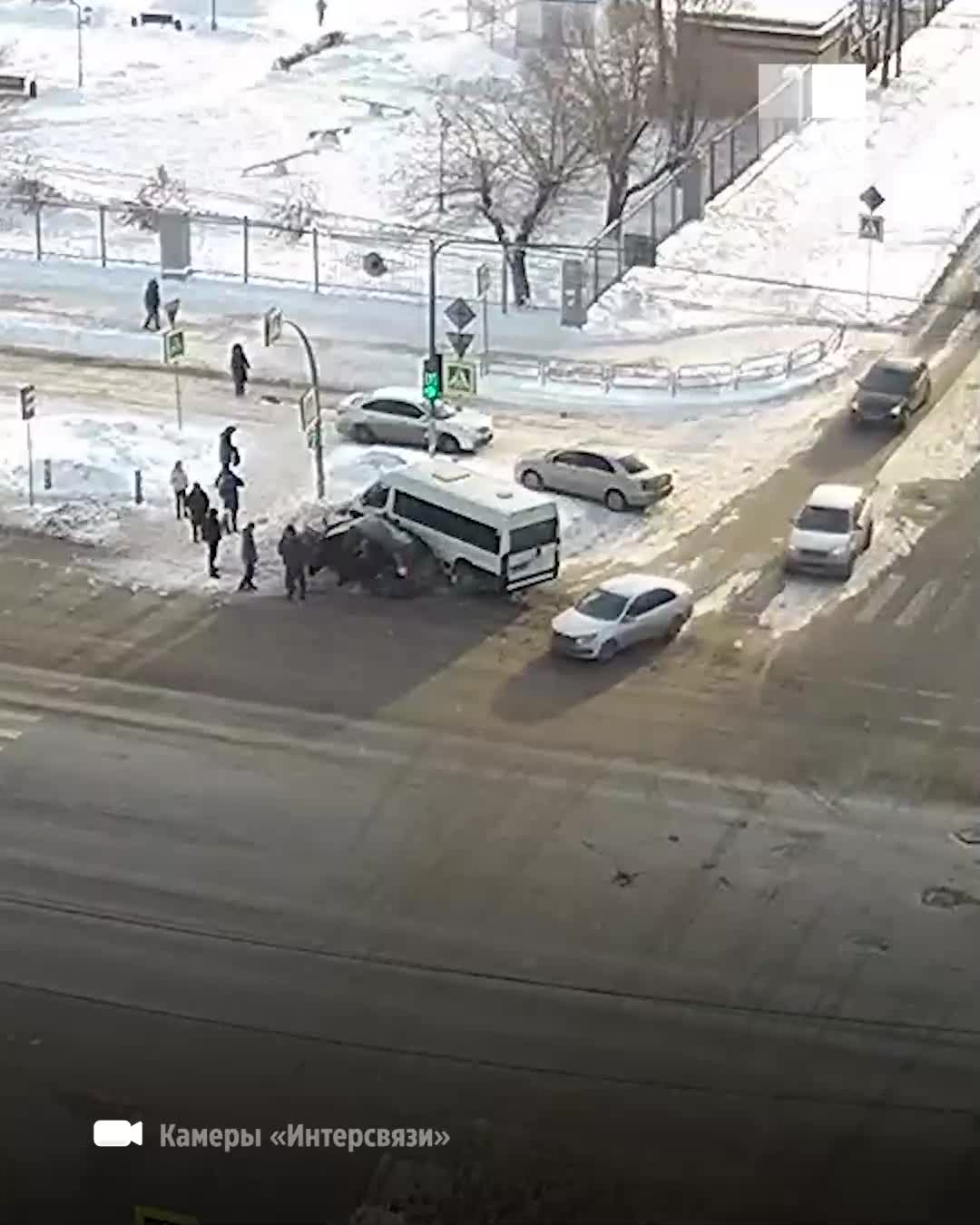 Видео ДТП с маршруткой на пересечении Доватора и Шаумяна в Челябинске, 14  февраля 2022 г. - 14 февраля 2022 - 74.ру