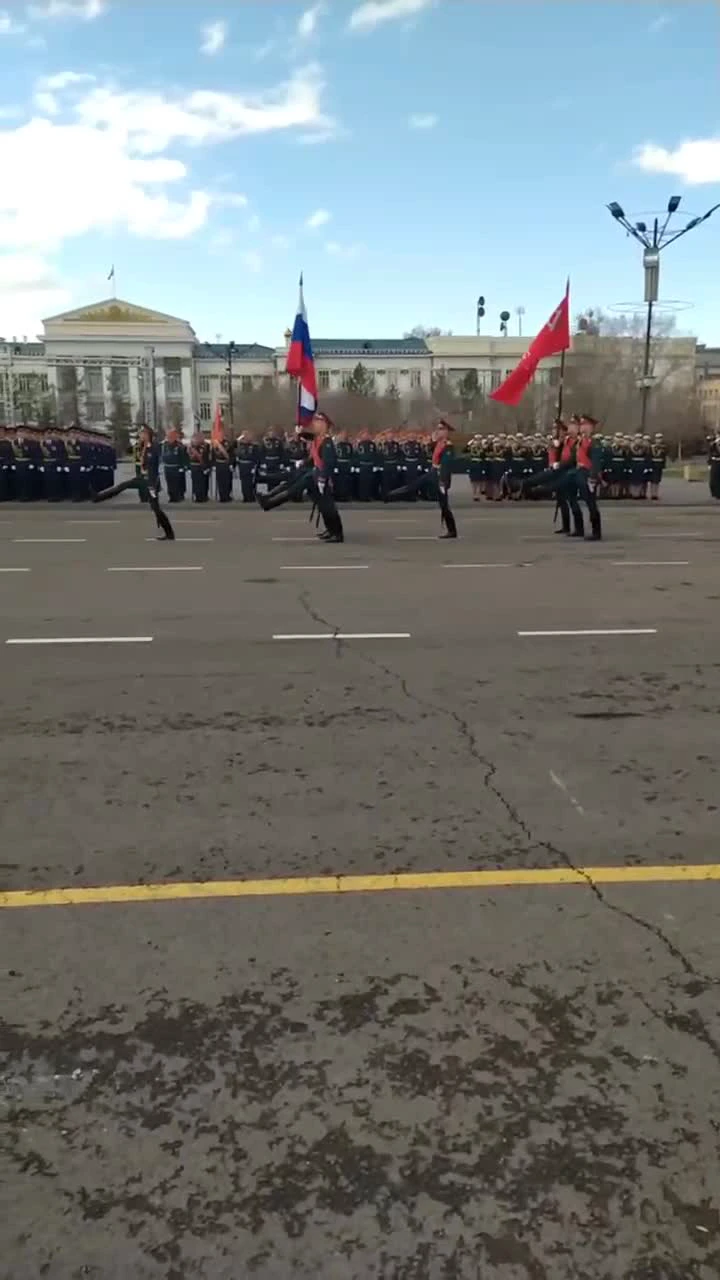 Читинцы вышли смотреть репетицию парада Победы с участием военной техники -  4 мая 2024 - ЧИТА.ру