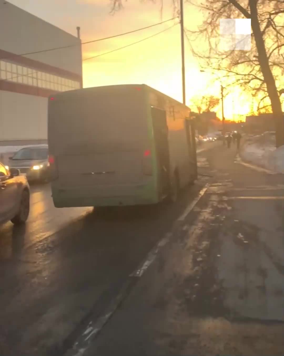 В Екатеринбурге на улице Армавирской водители встали в глухую пробку из-за  рухнувшего столба: видео - 15 марта 2024 - Е1.ру