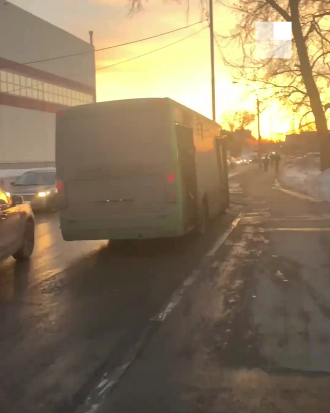 В Екатеринбурге на улице Армавирской водители встали в глухую пробку из-за  рухнувшего столба: видео - 15 марта 2024 - Е1.ру