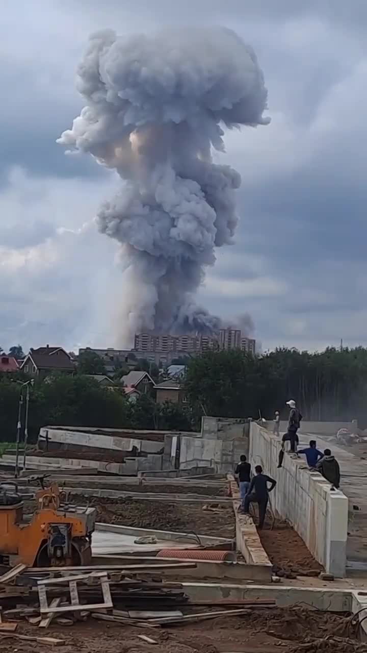 Очевидцы публикуют фото и видео взрыва на оптико-механическом заводе в Сергиевом  Посаде - 9 августа 2023 - НГС.ру