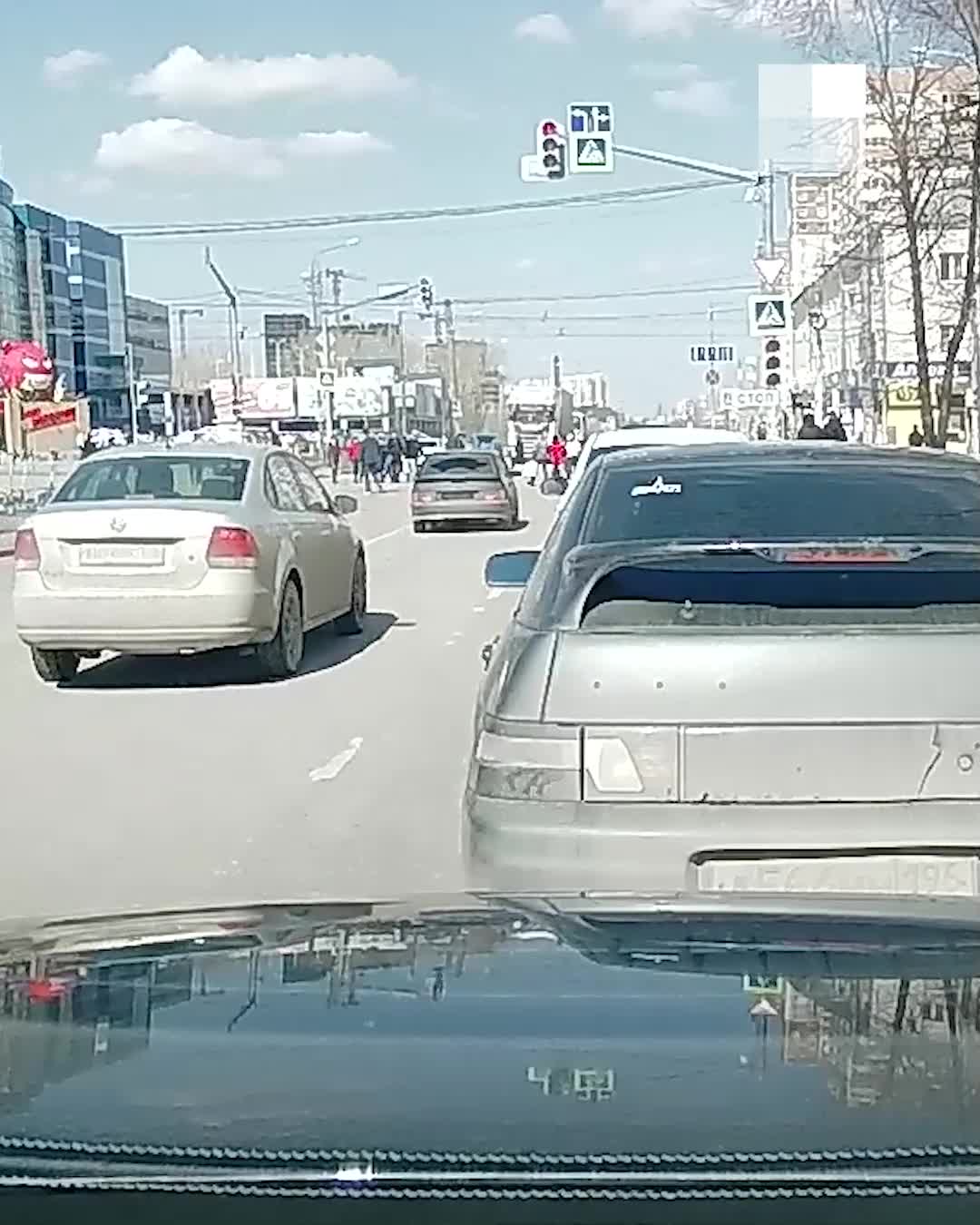 В Екатеринбурге водитель снял номера и пролетел перекресток на красный - 15  апреля 2024 - Е1.ру