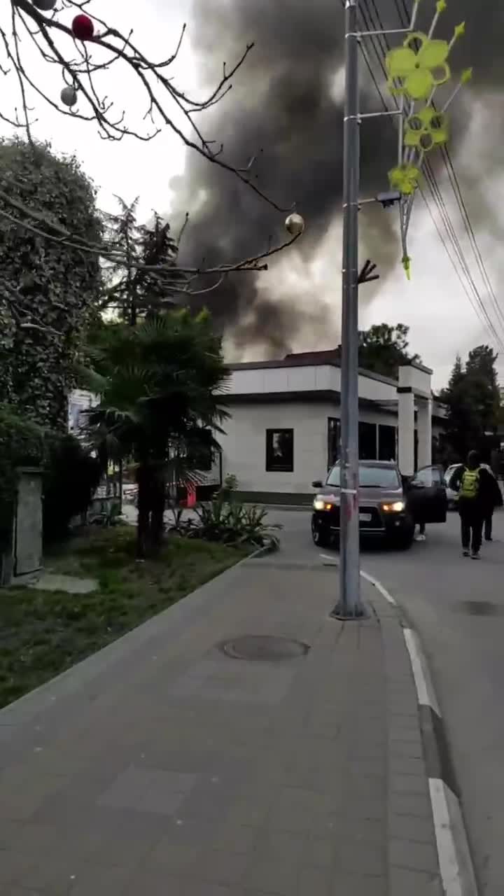 В центре Сочи на Политехнической полыхает частный дом, 17 января 2023 г. -  17 января 2023 - СОЧИ1.ру