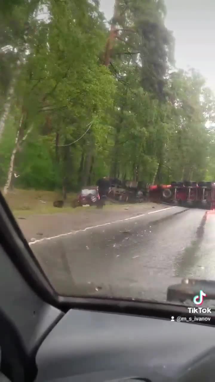 Грузовик с песком опрокинулся в поселке Ушково, помяв легковушки — Мегаполис