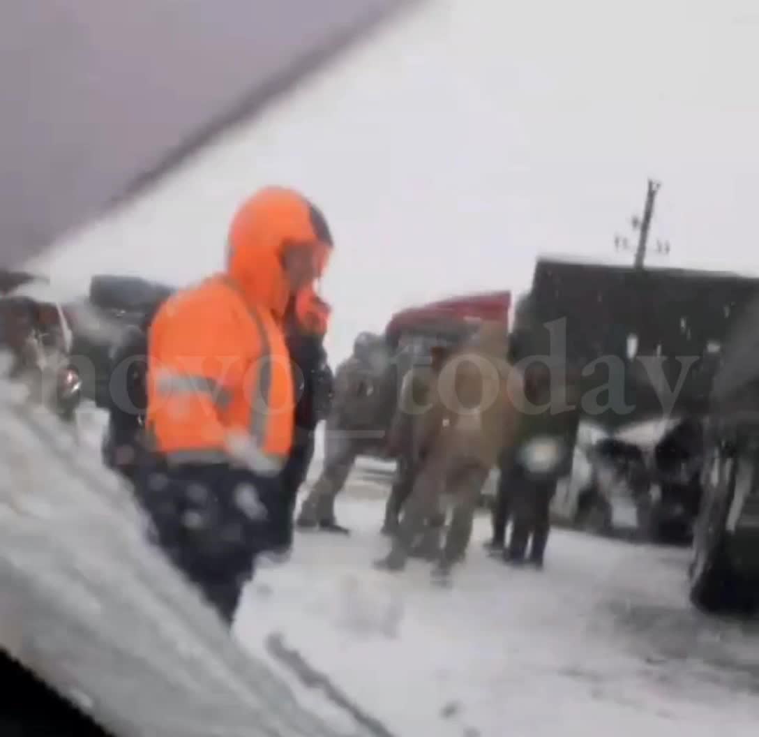 На трассе под Волгоградом грузовик Минобороны попал в массовую аварию —  видео - 11 января 2024 - V1.ру