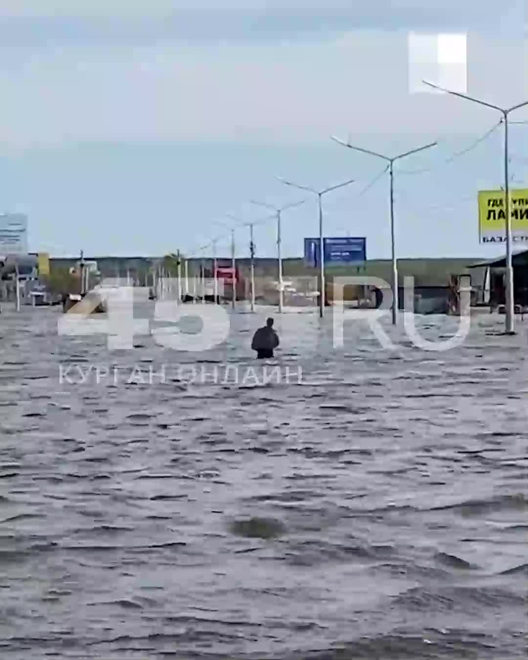 В Кургане парень пошел по шоссе Тюнина не смотря на окрики спасателей - 6  мая 2024 - 45.ру