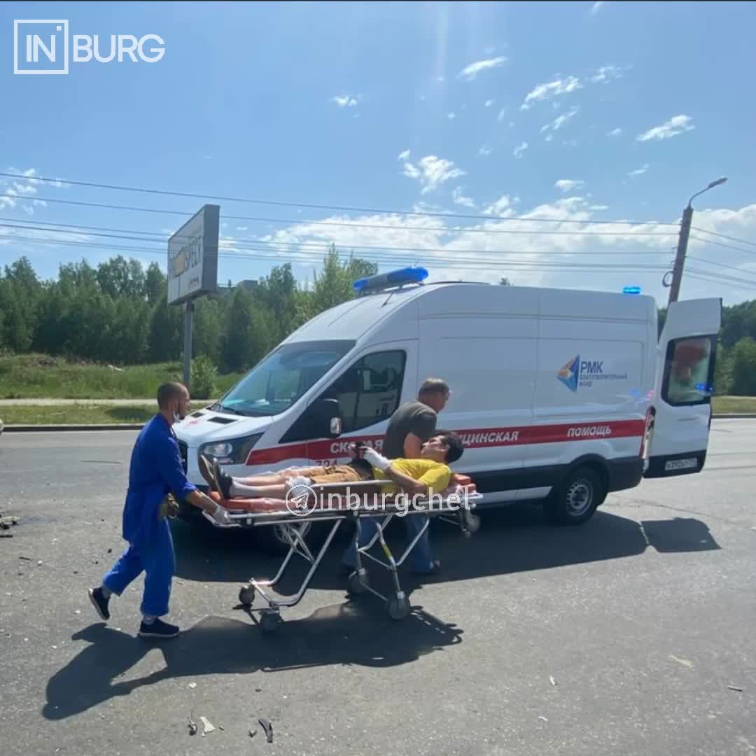 В ДТП с тремя машинами пострадали два водителя на улице Бейвеля в  Челябинске - 4 июня 2023 - 74.ру