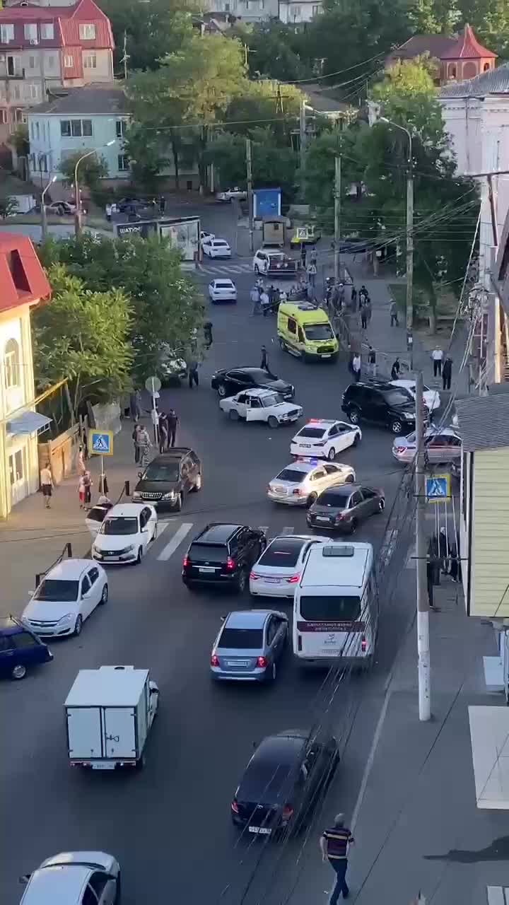 Террористы напали на Дербент и Махачкалу: среди жертв священник и более 15  сотрудников полиции | STARHIT